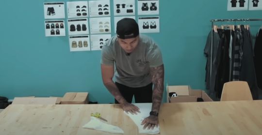 Keep the edges of shirt flat