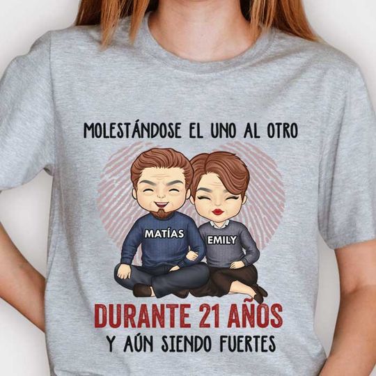Molestándose El Uno Al Otro Durante Muchos Años Y Aún Siendo Fuertes - Anniversary Gifts, Gift For Couples, Husband Wife - Personalized Unisex T-shirt Spanish
