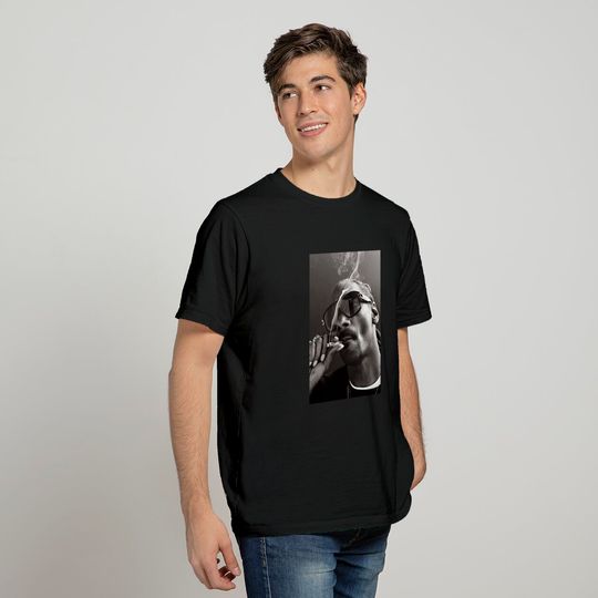 snoop dogg smoking Classic T-Shirt