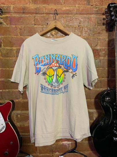 Discover Bonnaroo music & arts fest 2009 tan large T-shirt