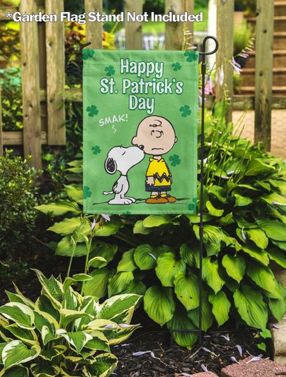 PEANUTS St. Patrick's Day Kiss Snoopy & Charlie Brown Garden Flag