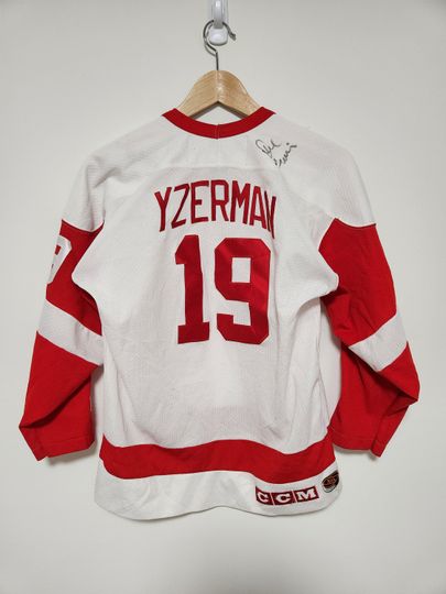 Vintage Detroit Red Wings #19 Steve Yzerman NHL Hockey