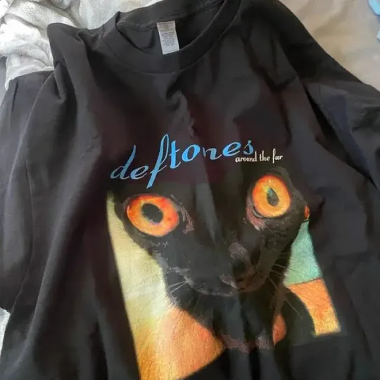 Retro vintage style t-shirt Deftone around the fur cat