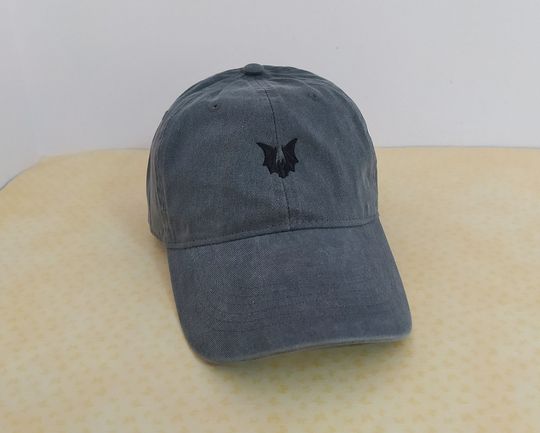 Discover Bat | Machine embroidery | Adjustable baseball cap | Twill cotton fabric