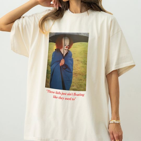 Funny Pennywise the Clown T-Shirt, Retro 90s Horror Movie Pennywise from Stephen King's IT Smoking a Cigarette Photo Graphic Tee Shirt