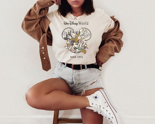 Discover Vintage Mickey And Friends Disneyworld Est 1971  -Sweatshirt