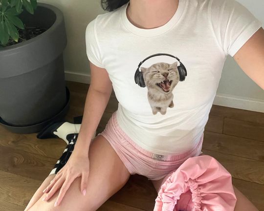 Y2K Headphones Cat Baby Tee 90s Kitten Baby Tee Silly Cat Meme Shirt, Cat with Headphones Trendy Top Pinterest Aesthetic, Funny Cat Baby Tee