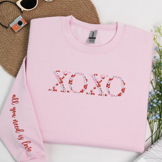 Custom Embroidered Floral XOXO Sweatshirt for Couple | Personalized Valentine Sweatshirt | Couple Hoodies | Floral Shirt|Gift For Girlfriend