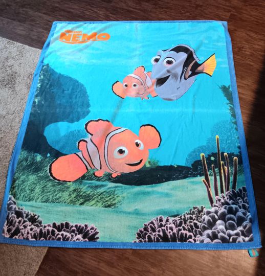 HTF rare GIANT Finding Nemo Disney Pixar  Bath Or beach Towel.