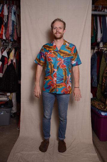 90s medium blue floral Hawaiian shirt button down short sleeve collard mens Tiki backyard cookout Luau party summer holiday beach vacation