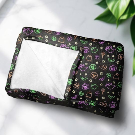 Halloween Pumpkin Ghost Fleece Blanket  Trick or Treat Cozy  Cute Warm Blanket for Bedroom Decor & Halloween Gift