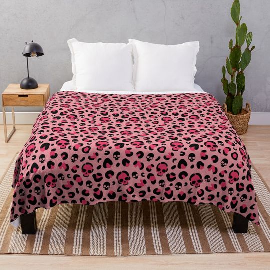 Skull leopard print on pink background. Throw Blanket