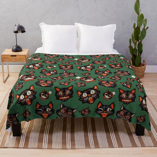 Retro Vintage Halloween Black Cat Faces Pattern - GREEN Background Throw Blanket