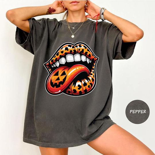 Discover Spooky Feral Mom Raccoon Halloween T-Shirt