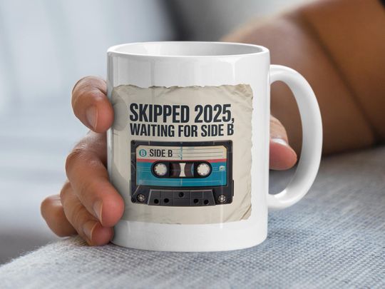 Discover Skipped 2025 Waiting For Side B Cassette Mug, Retro Music Lover Gift, Novelty Coffee Cup, Humorous 2025 Year End Mug