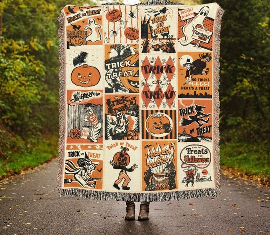 Discover Retro Halloween Woven Throw Blanket: Vintage Jack-o'-lantern Trick or Treat Pumpkin Art