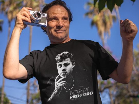 Discover Robert Redford Legends Never Die Tee - Vintage Style Unisex Jersey Short Sleeve T-Shirt for Movie Fans