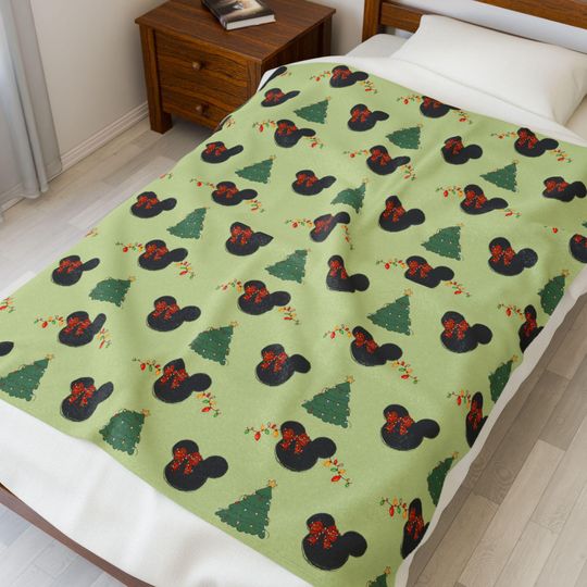 Discover Christmas Minnie Plush Blanket, Holiday Gift for Disney Fans, Winter Throw, Cute Christmas Bedroom Decor, Kids Bedding Decorative Blanket