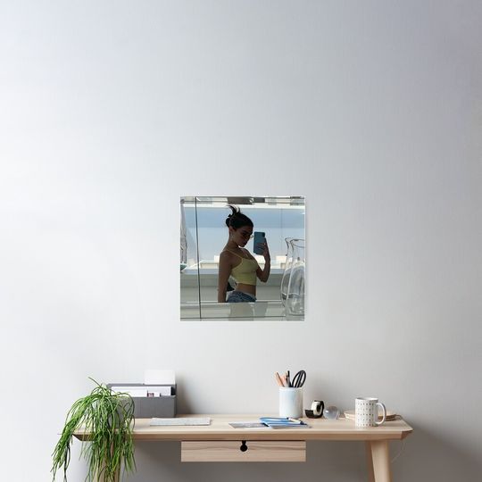 Discover Madison Beer Poster – Elegant Decorative Print