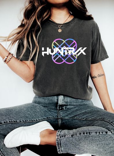 Discover Huntrix Girls Shirt, Kpop Demon Hunters T-shirt, Vintage Huntrix Shirt, Huntrix Fan Shirt Gift, Rumi Zoey Mira Graphic Shirt, Kpop Huntrix
