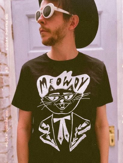 Discover Black meowdy cat gender neutral unisex screenprinted tshirt, cowgirl, cowboy, western cat, meow, vintage cat, 70s cat, 1970s cat