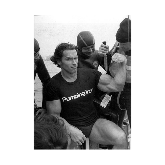 Arnold vs. Knife - Arnold Schwarzenegger - T-Shirt