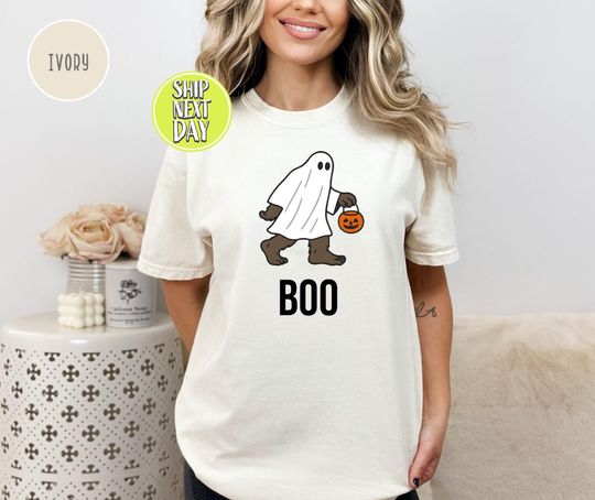 Discover Funny Sasquatch Ghost Halloween T-Shirt