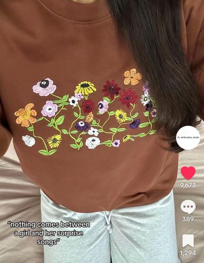 Eras tour surprise song Brown Coquette flowers sweatshirt flower crewneck sweatshirt sweater Off the shoulder crewneck sweater surprise song