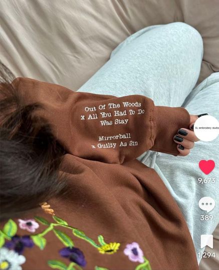 Eras tour surprise song Brown Coquette flowers sweatshirt flower crewneck sweatshirt sweater Off the shoulder crewneck sweater surprise song