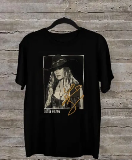 Discover LAINEY WILSON 2025 Gold Signature Graphic Tour T-Shirt Fan Gift S-5XL Reprint