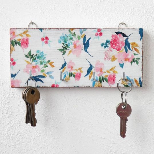 Boho Wooden Key Rack with Flowers Wall Hook – Rustic Key Holder and Organizer