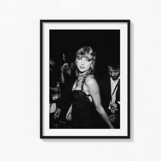 Discover Taylorr Swifts Black and White Portrait Poster  Glamorous Monochrome Celebrity Print, Elegant Music Icon Wall Art for Fans & Collectors