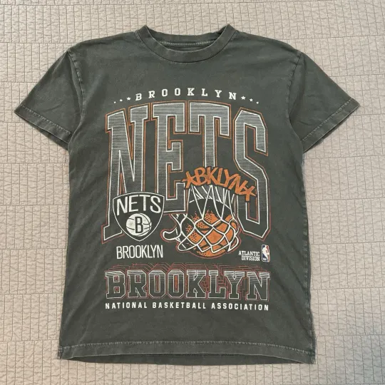 Discover Abercrombie x NBA Brooklyn Nets Graphic T-Shirt Men Medium Gray