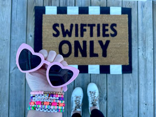 Discover swiftiee Only doormat, Outdoor Welcome Mat, Housewarming Gift, In This House We Listen To Taylor's Version, taylor version Fan Gift