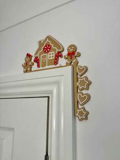 Discover Gingerbread House Christmas Decoration, Door Corner Sign, Gingerbread Scene, Christmas Gifts, Seasonal Decorations, Home Decor, Home Gifts