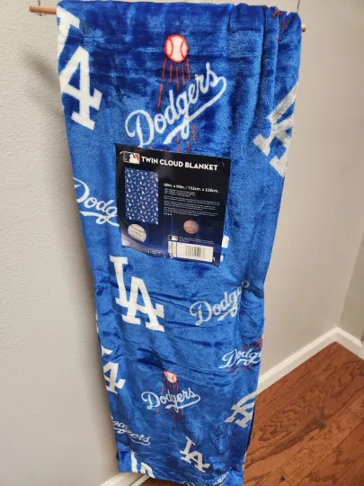 Discover LOS ANGELES DODGERS TWIN CLOUD BLANKET 04/2025 BLUE