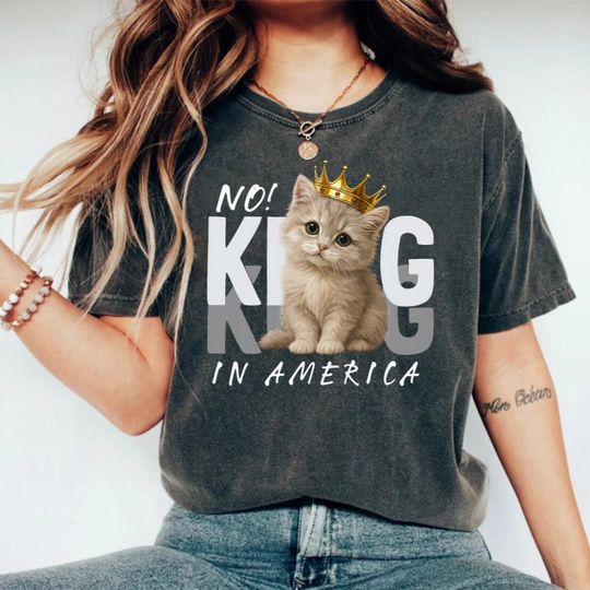 Discover No King in America Cat Shirt, Funny Political Meme Tee, Patriotic Liberty Shirt, Anti Tyranny No Kings T-Shirt, Social Justice Gift