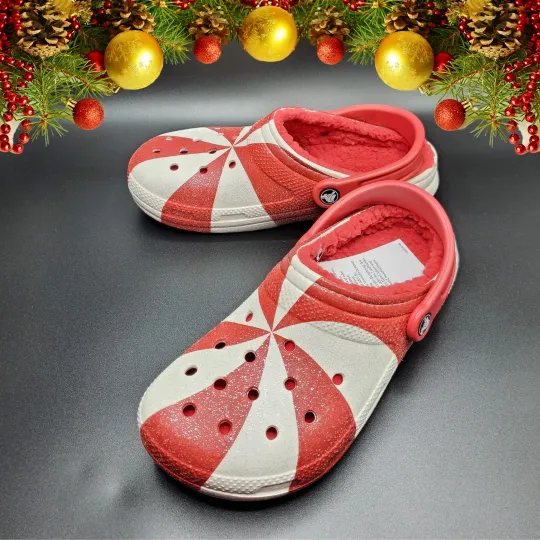 Discover Crocs Unisex-Adult Classic Holiday Lined Clogs, Fuzzy Slippers, US 5 Men/7 Women