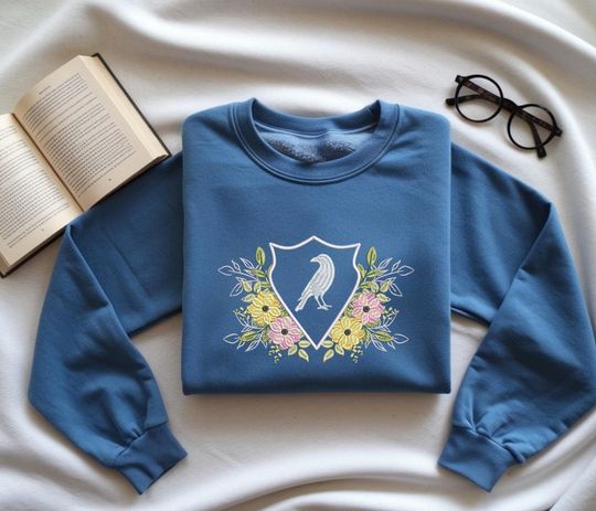 Discover Embroidered House Crest Sweatshirt: Vintage Style Wizard Fan Pullover
