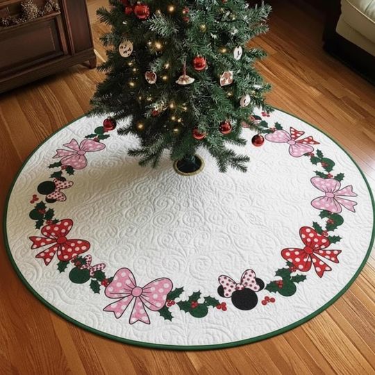 Discover Quilted Bow and Holly Christmas Tree Skirt, Pink & Red Festive Ribbon Border, Cozy Holiday Quilt Decor, Cute Winter Home Decoration
