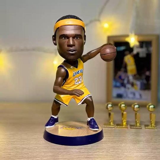 Discover LeBron James Lakers NBA Bobblehead 18cm Christmas Gift  Iconic Shaking Head Figure  Premium Resin Birthday Gift for Men
