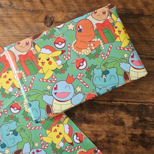 Discover CHRISTMAS Gift Wrap/Wrapping Paper Pika, Bulbasaur