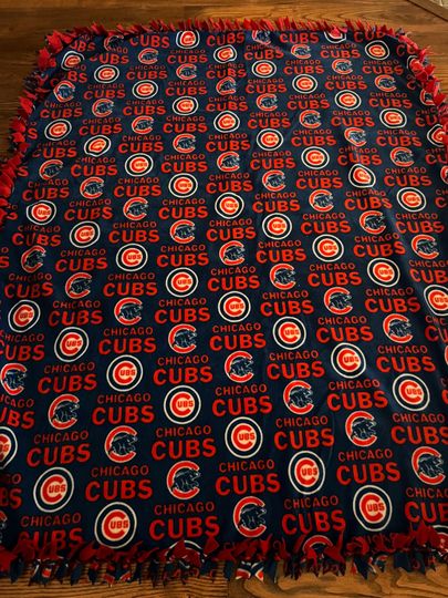 Chicago Cubs 2-Piece Hand Tied Woven Blanket