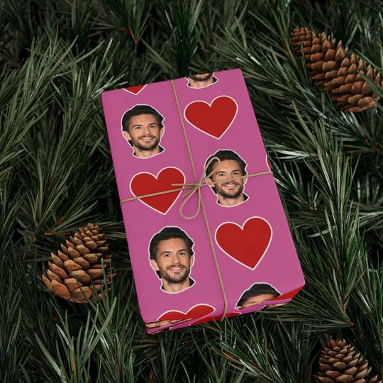 Discover Jonathan Bailey Pink Heart Gift Wrap Paper | Cute Actor Face Wrapping Paper | Fun Romantic Gift Wrap for Fans & Special Occasions
