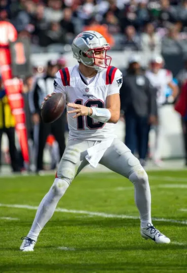 Discover Drake Maye #10 New England Patriots football 13"x19" Poster Gloss Print 5