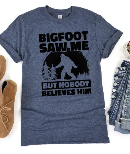 Discover Unisex Bigfoot Saw Me But Nobody Believes Him Funny Snarky Graphic Tee T-shirt