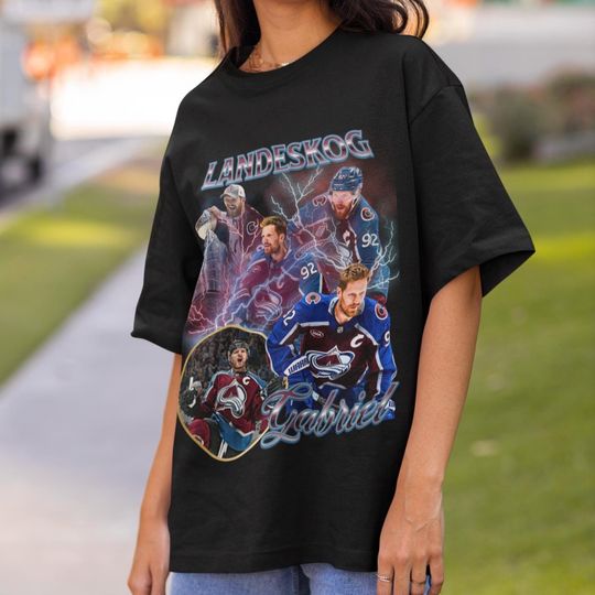 Discover Gabriel Landeskog Avs Shirt Vintage 90s Colorado Avalanche NHL Hockey Design Retro Bootleg Gift Classic Tee Unisex T-Shirt Limited Edition