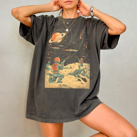 Discover Retro Space Battle Shirt, Vintage Comfort Colors T-Shirt, Outerspace Tshirt, Cosmic Alien Lover Gift, Astronomy Gift, 90s Sci-Fi Graphic Tee