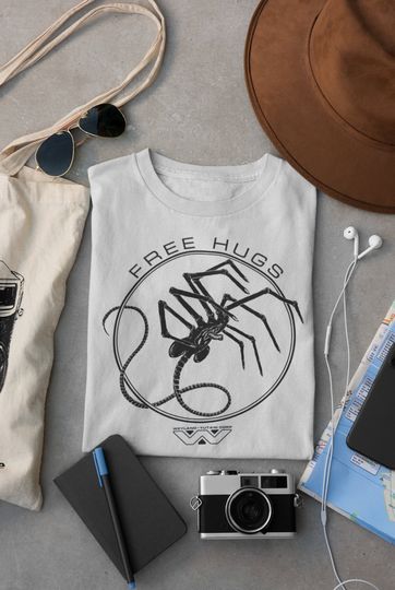 Discover Xenomorph 'Free Hugs' Graphic Tee - Sci-Fi Alien Movie Unisex T-Shirt