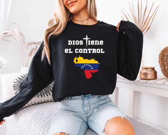 Discover Dios Tiene El Control sweatshirt,Christian Venezuela Sweatshirt, Dios Tiene El Control, Faith Based Gift For Women, Latina Church Outfit